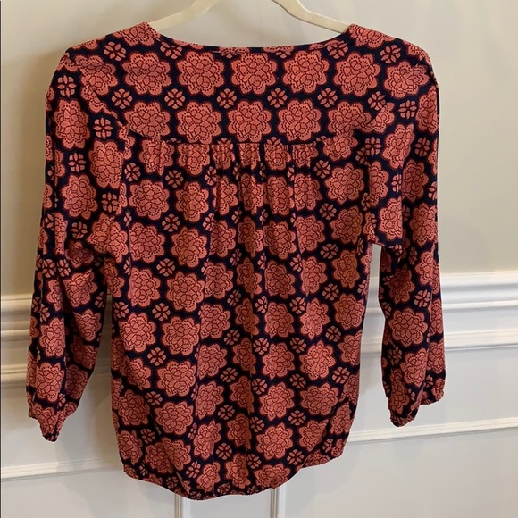 Sophisticated red V-neck top - Picture 2 of 4